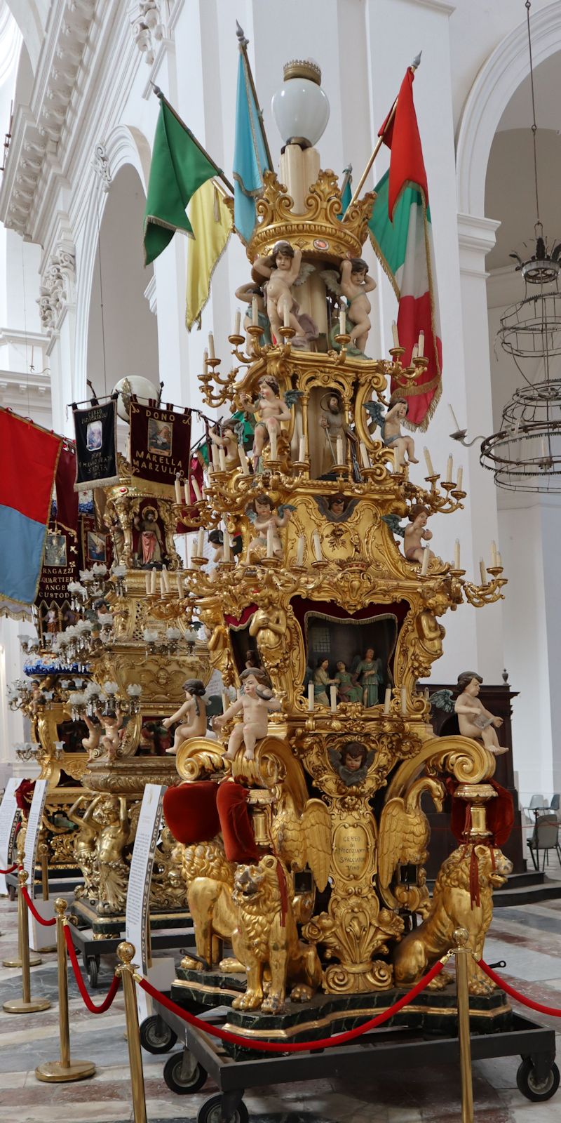 „Cannalore”, große Kerzenständer, die bei der Prozession für Agatha durch die Stadt getraen werden, ausgestellt in der Kirche San Niccolò l'Arena in Catania
