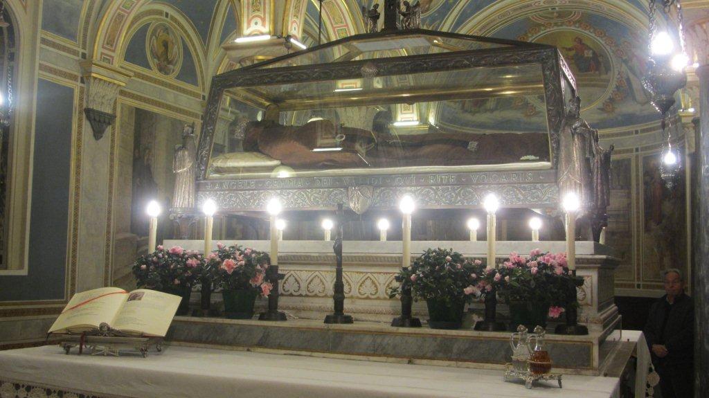 Angelus' Sarg in der Kirche San Benedetto in Gualdo Tadino
