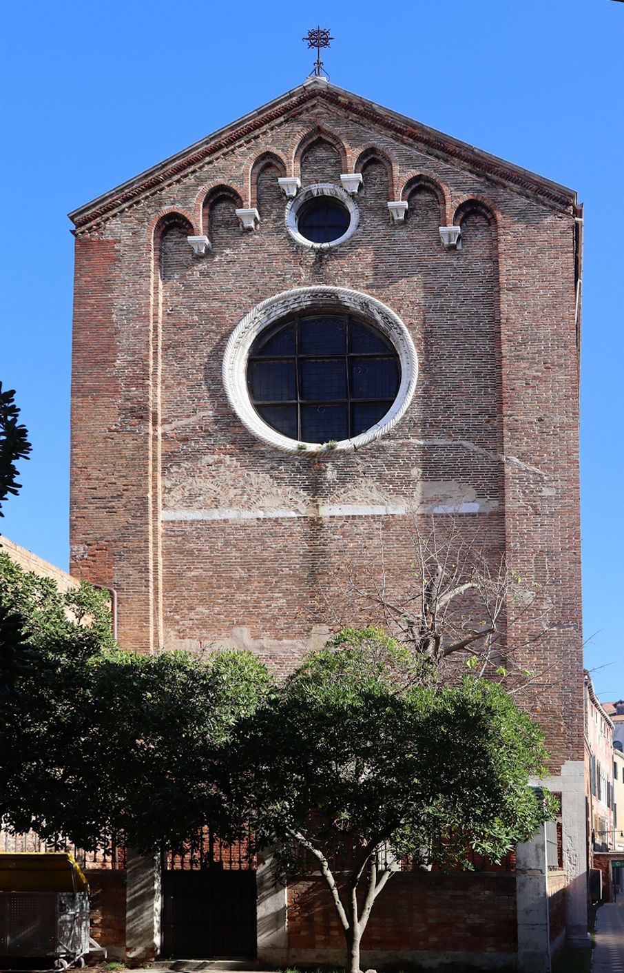 Von derServitenkirche Santa Maria dei Servi in Venedig blieb nur die südliche Chorkapelle „des Heiligen Antlitzes” erhalten; das Gelände des ehemaligen Klosters beherbergt heute ein Hostel