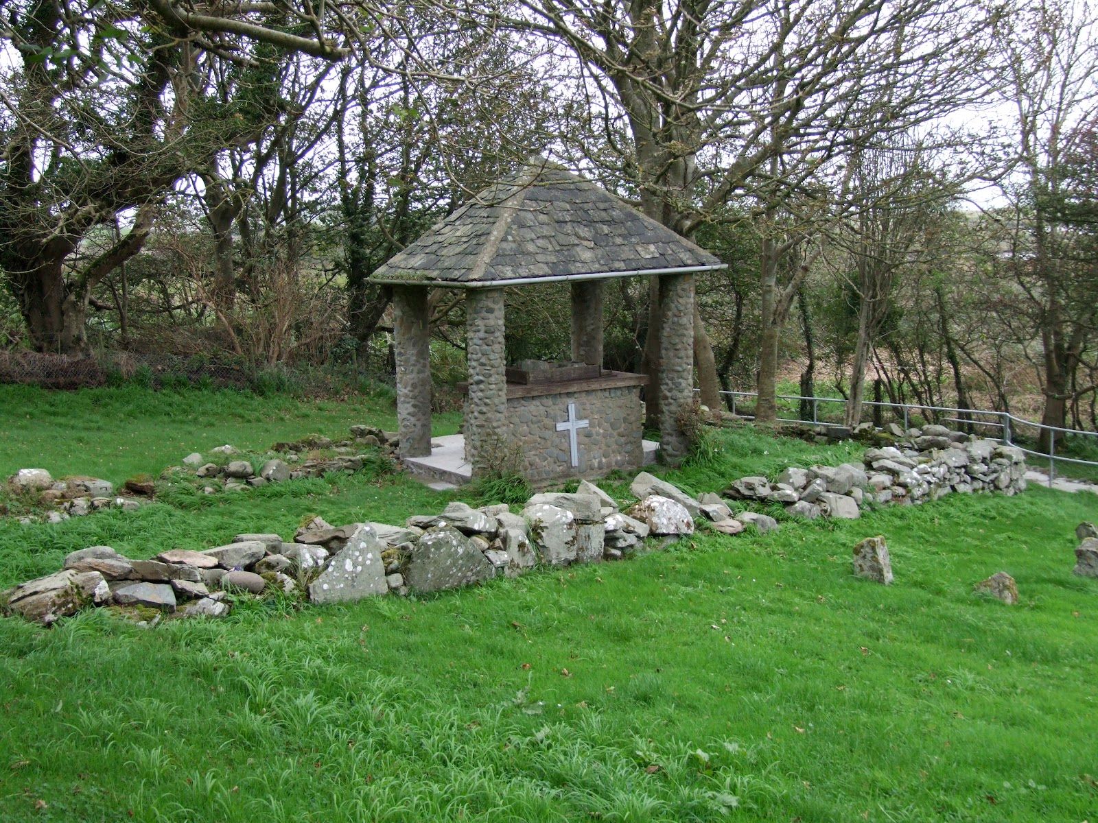 Reste der Kirche von Cooey nahe Portaferry und ein 1976 bis 1978 neuer Altar