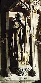 Statue an der Kathedrale in St. Davids