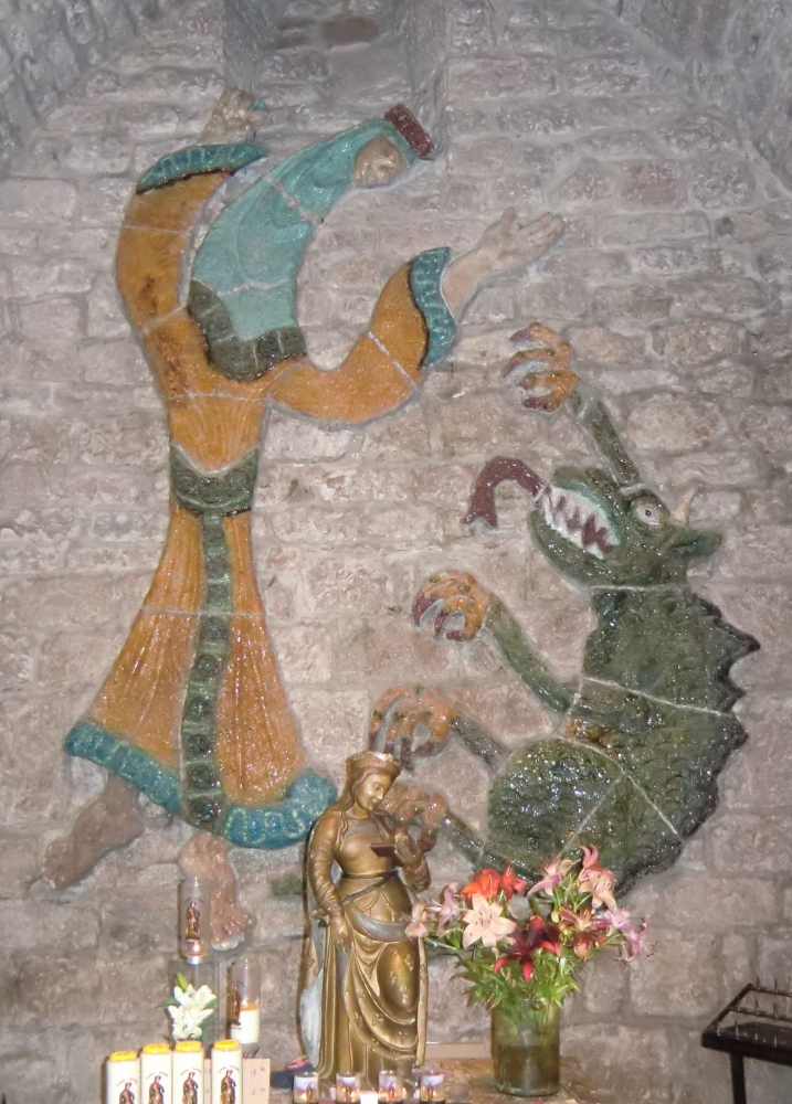 Constant: Enimia-Statue und Wandbild mit Enimia als Bekämpferin des Drachens, 1930er-Jahre, in der Kirche in Ste-Enimie