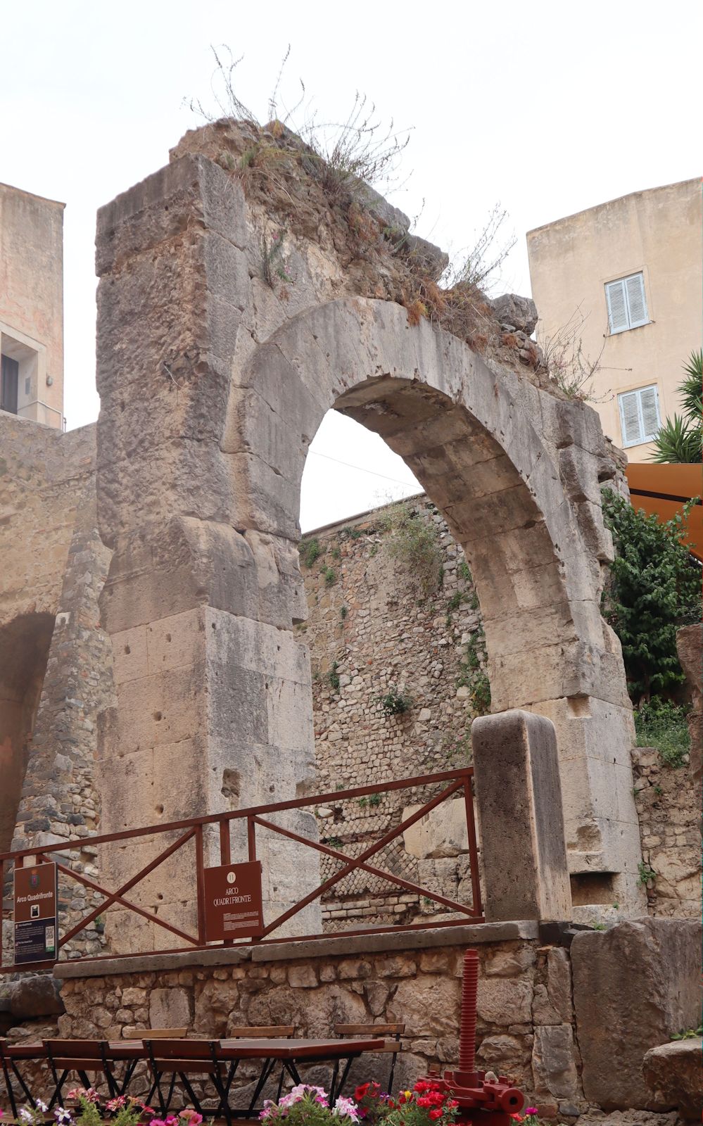 Tor zum einstigen römischen Forum in in Terracina, wieder entdeckt, nachdem die darüber gebauten Häuser 1944 durch Bomben zerstört wurden