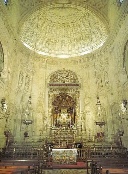 Königliche Kapelle mit Ferdiands Silbersarg und der Statue der „Virgin de los Roses”, in der Kathedrale in Sevilla