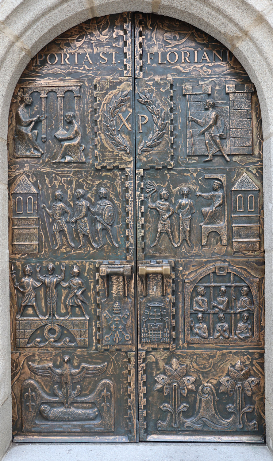 Peter Dimmel: Florianslegende, Bronzerelief, um 1978, an der Tür der St.-Laurenz-Basilika in Lorch