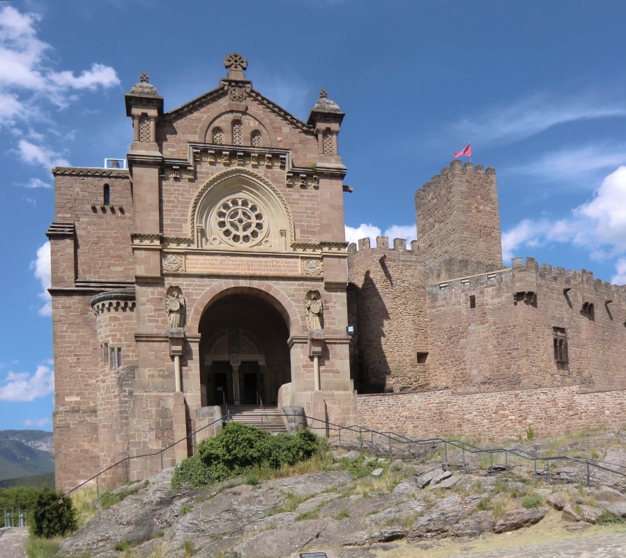 Die an die Stelle des Palastbaus ab 1890 gebaute Kirche, geweiht im Jahr 1901 an der Burg Javier