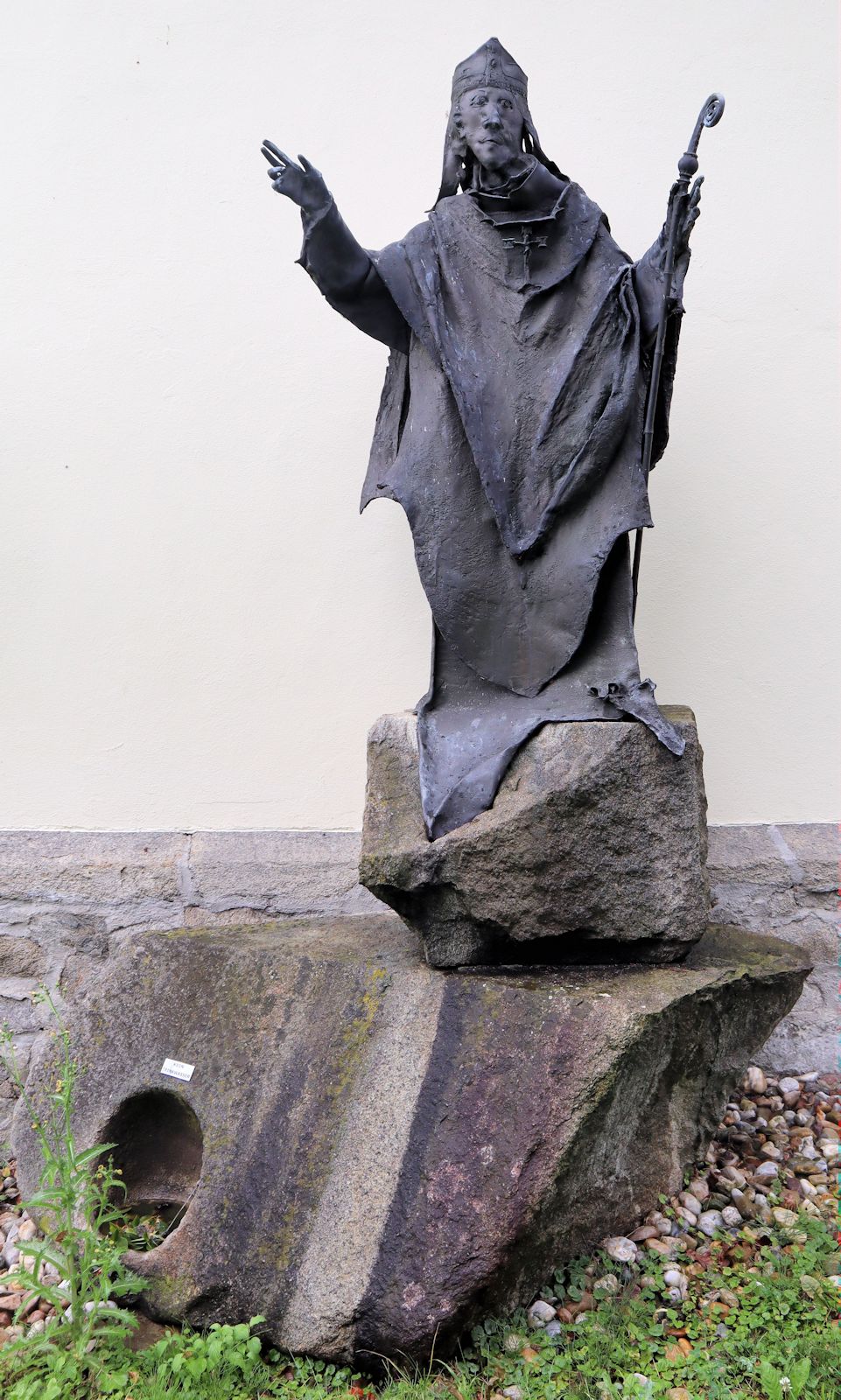 Statue an der Godehard geweihten Kapelle in Reichersdorf