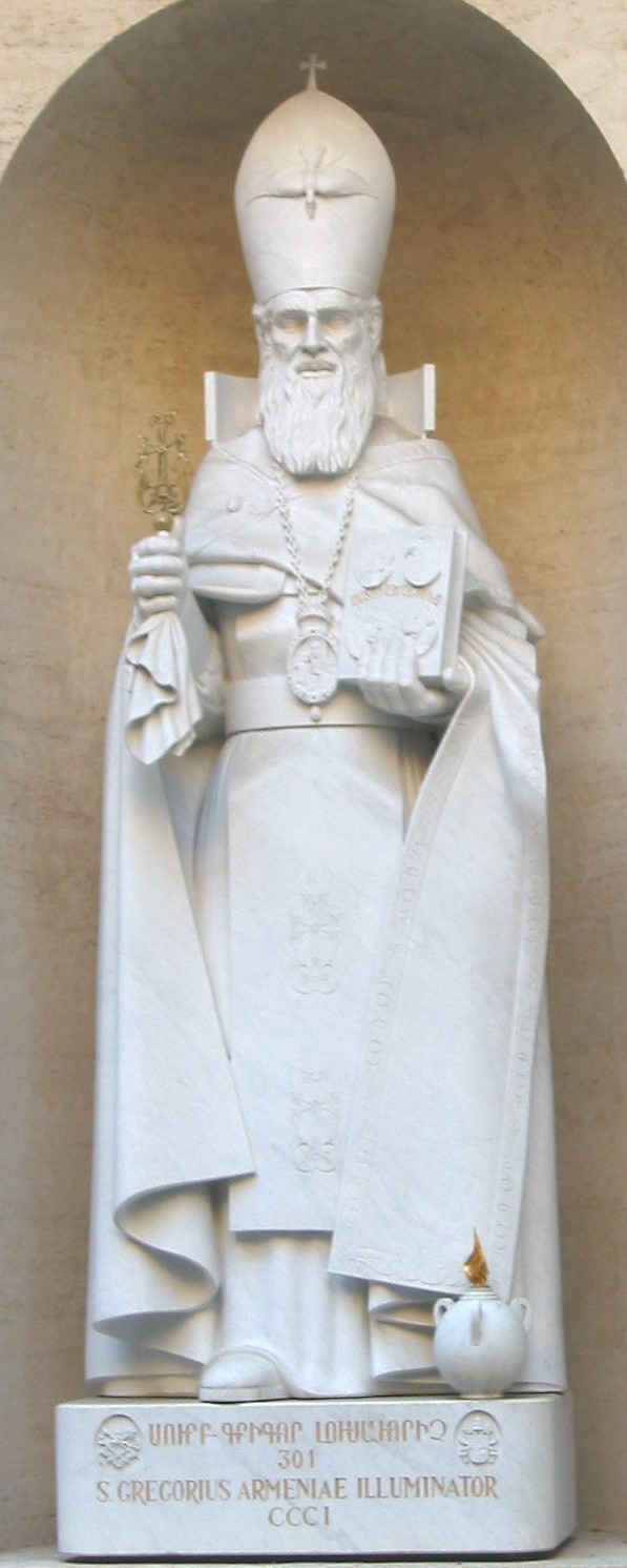 Statue am nach Gregor benannten Innenhof am Petersdom in Rom