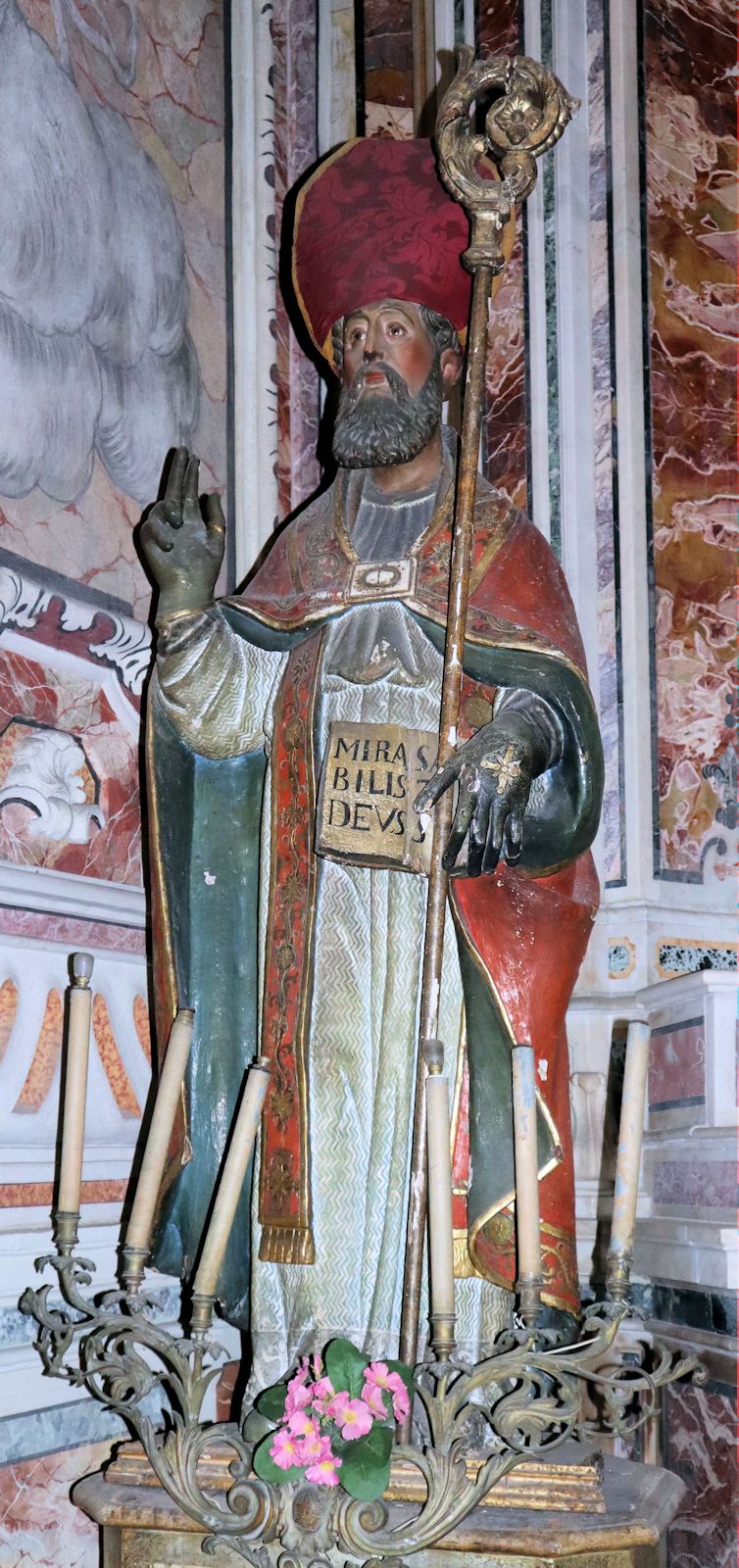 Statue in der Kirche San Gregorio Armeno in Neapel
