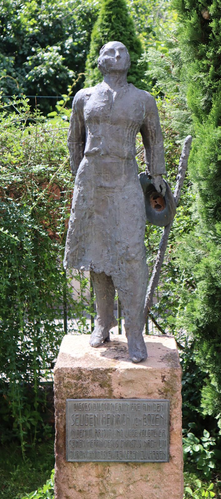Denkmal vor der Heinrichskirche in Bozen
