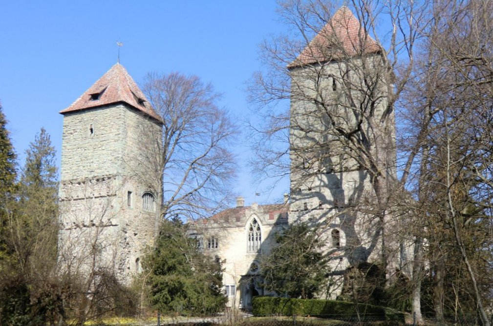 Burg des Kostanzer Bischofs in Gottlieben heute, erbaut 1251 von Bischof Eberhard II. als doppeltürmige Wasserburg, um der aufständischen Konstanzer Bevölkerung auszuweichen