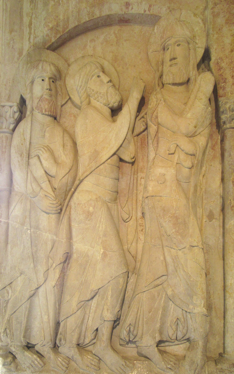 Relief: Christus und die beiden Jünger auf dem Gang nach Emmaus, 11. Jahrhundert, im Kreuzgang des Klosters Santo Domingo de Silos