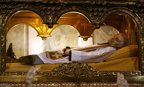 Der unzerstörte Leichnam von Jean-Marie Vianney in der Basilika in Ars