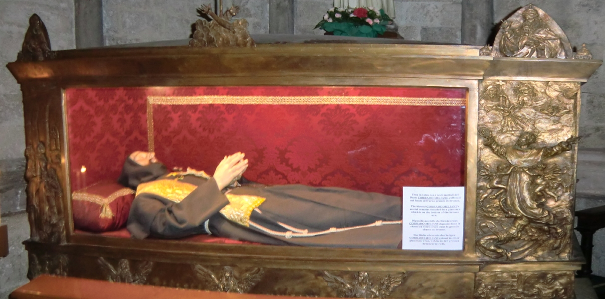 Konrads Leichnam im Glassarg in der Franziskanerkirche in Ascoli Piceno