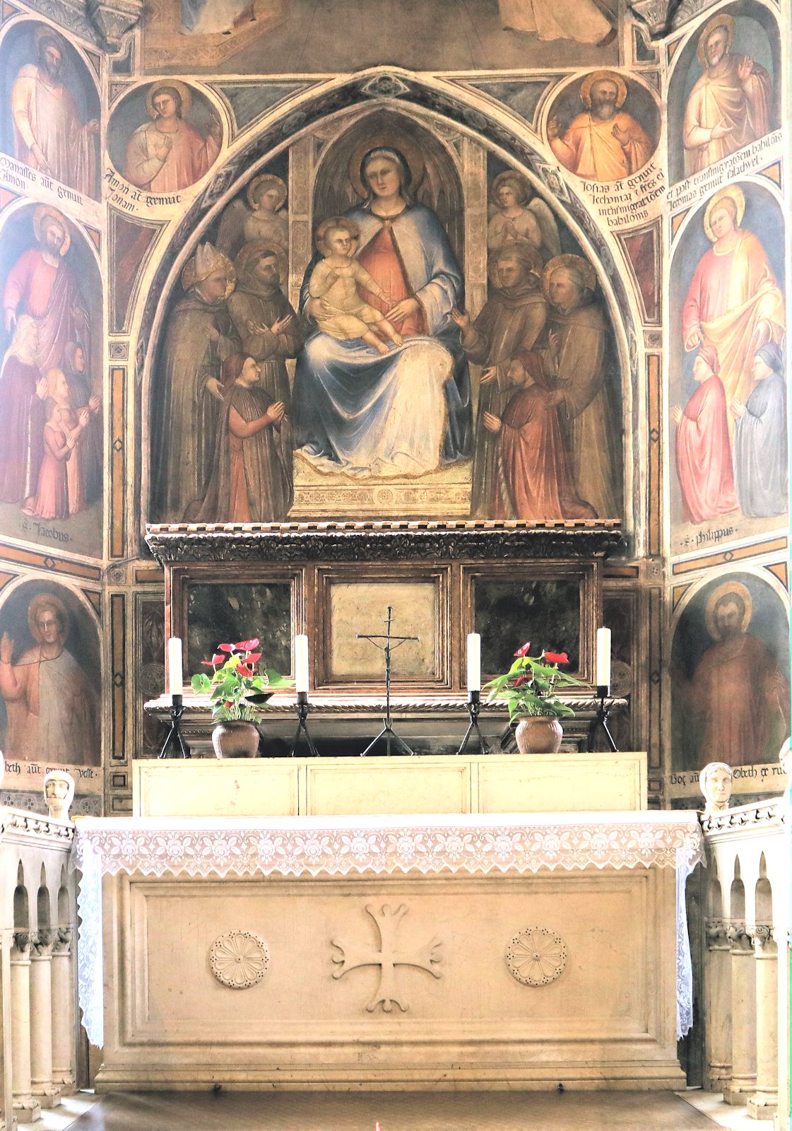 Lukas' Sarg in der - nicht ihm geweihten, aber nach ihm benannten - Kapelle in der Basilika Sant'Antonio di Padova in Padua. Das Fresko dahinter, 1382 von Giusto de 'Menabuoi, zeigt Maria mit dem Jesuskind und links Franziskus