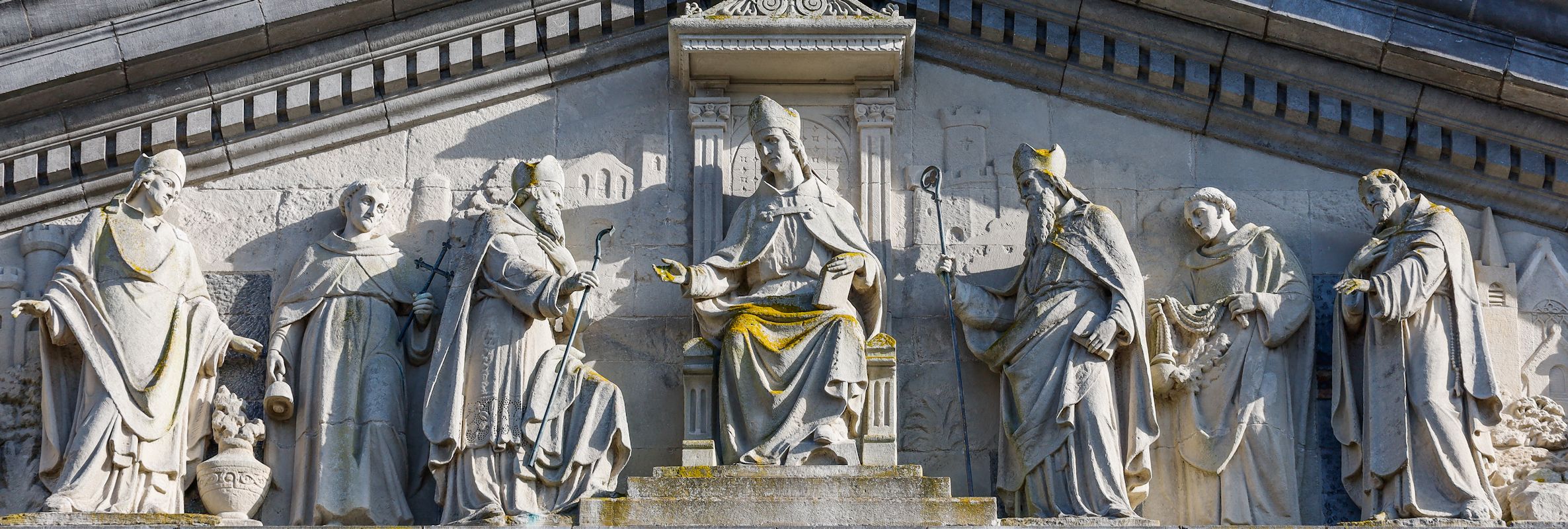 Relief: Mael (Mitte) als Bischof, um 1890, an der Fassade der ihm geweihten Kathedrale in Longford