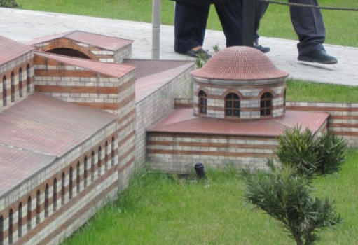 Detail aus der Rekonstruktion der Marienkirche im Freizeitpark Miniaturk in Ístanbul
