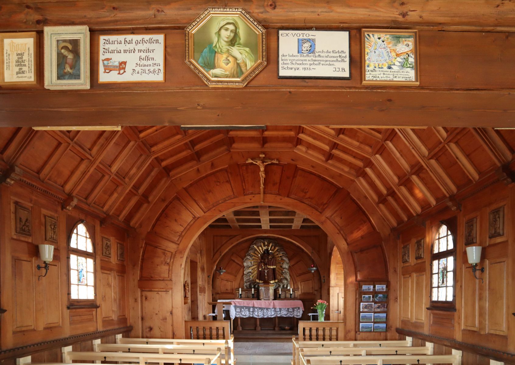 Kapelle auf der Haggenegg mit einer Nachbildung des Gnadenbildes und Ex votos
