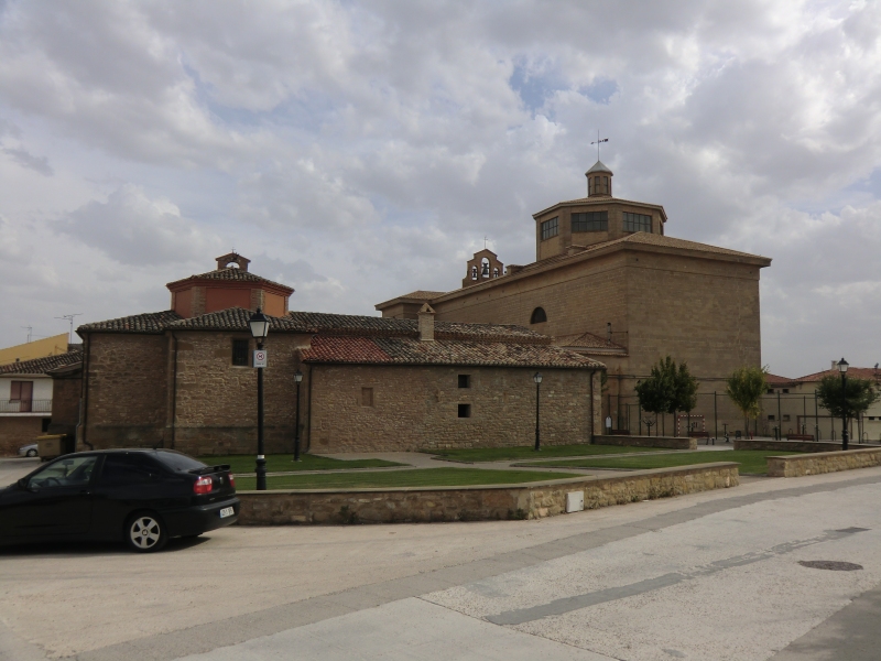 alte und neue Kirche im Dorf Allo