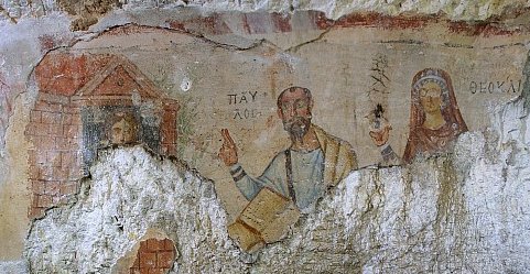 Malerei: Paulus (Mitte) lehrt Thekla (links auf dem Balkon ihres Hauses), deren Mutter Theoklia (rechts) hört zu, 5. Jahrhundert, in der Paulus-Grotte bei Ephesus - den heutigen Ruinen bei Selçuk