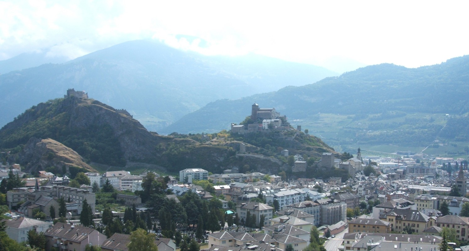 Burgruine (links) Schloss und Valeria-Basilika mit Wurzeln in keltischer Zeit, bis 1798 die Bischofskirche der Diözese (Mitte) und heutige Kathedrale Notre Dame (ganz rechts) in Sitten